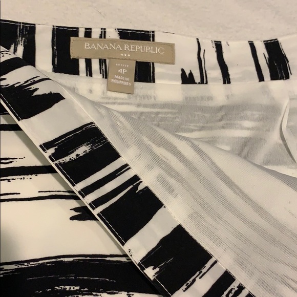 Sz 4P short pleated skirt Banana Republic print - Picture 4 of 4